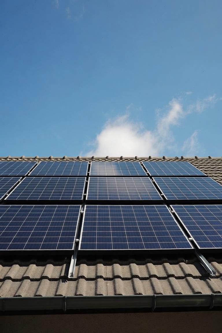 โซล่าเซลล์ On-Grid vs Off-Grid ต่างกันอย่างไร? เลือกแบบไหนให้เหมาะกับคุณ